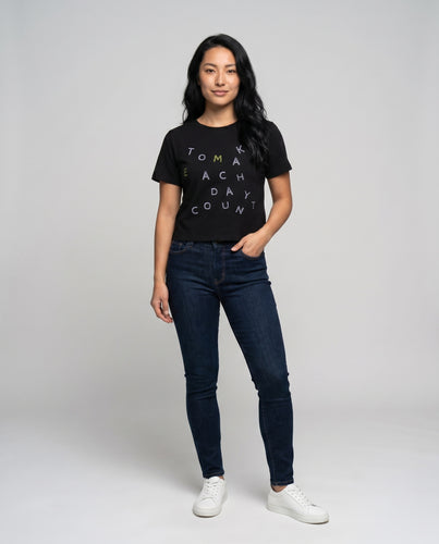 Damen nan kurzgeschnittenes Baumwolljersey-Shirt mit verteilt gestickten Buchstaben und leichtem Oversize-Schnitt
