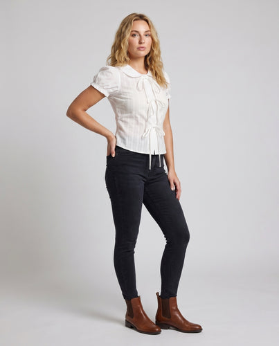 Damen nan romantische Bluse mit Bubikragen, dreifacher Frontbinderei und Puffärmeln