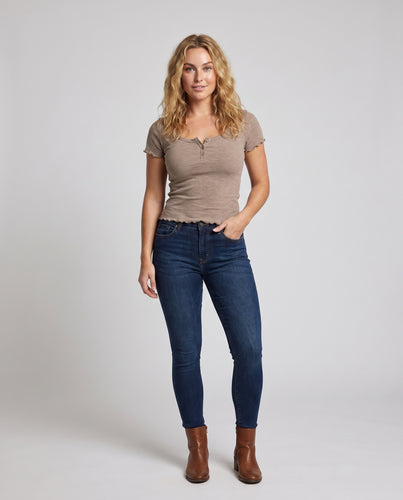 Damen nan schmal geschnittenes Henley-Taillenshirt mit kurzer Arm, feiner Rippstruktur und welligem Saum