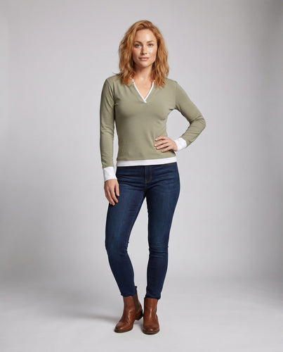 Damen nan schmal geschnittenes zweilagiges Feinstrickshirt mit V-Notch-Ausschnitt und kontrastbündchen