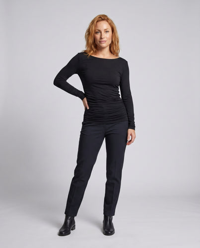 Damen nan schmales Langarmshirt mit asymmetrischem Boot-Ausschnitt und seitlicher Raffung