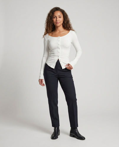 Damen nan schulterbetontes Ripp-Longsleeve mit Zier-Snapreihe, körpernaher Passform und geschwungenem Zipfelsaum