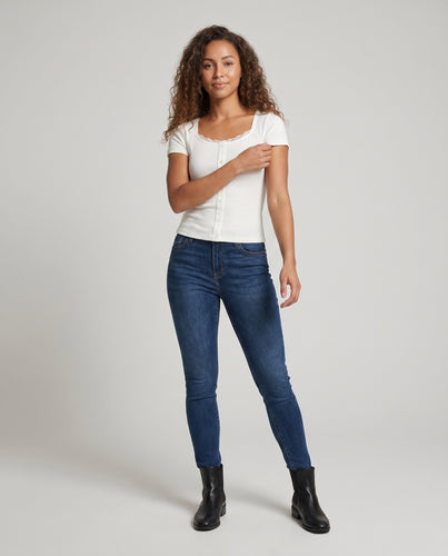 Damen nan taillierter Kurzcardigan mit Knopfleiste, feinem Rippstrick und Spitzenbesatz