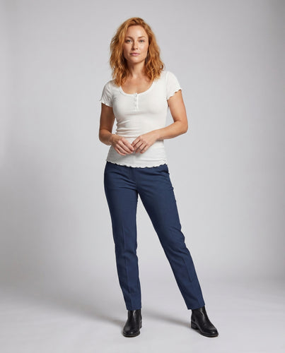Damen nan tailliertes Henley-Top aus feinem Rippjersey mit Knopfleiste und gewelltem Saum