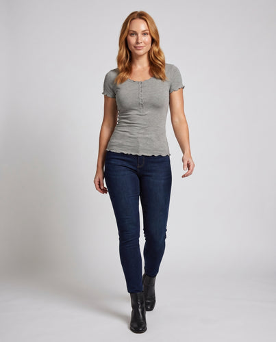 Damen nan tailliertes Kurzarm-Henleyshirt aus geripptem Baumwollmix mit welligem Saum