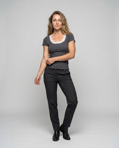 Damen nan tailliertes Kurzarmshirt aus Stretch-Ripp mit Spitzenborte am Quadratausschnitt und gewelltem Saum