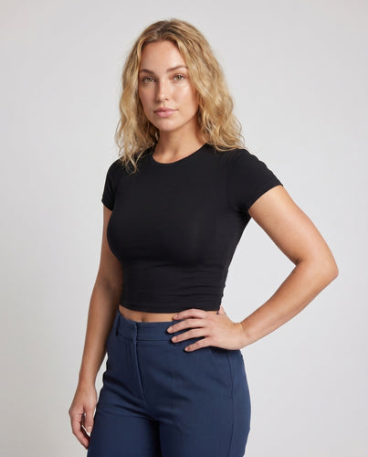 Damen nan tailliertes kurzes Shirt aus Feinjersey mit Rundhalsausschnitt und formenden Teilungsnähten