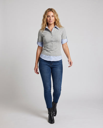 Damen nan tailliertes Lagen-Top mit Hemdkragen und Knotendetail plus drapierter Wickelrock
