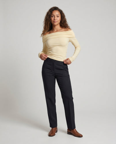 Damen nan tailliertes Langarmshirt mit asymmetrischem U-Boot-Ausschnitt und feinem Jersey