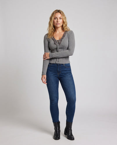 Damen nan tailliertes Longsleeve mit formenden Nähteinsätzen, gerafftem V-Ausschnitt mit Rüschenkante und Zierband