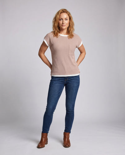 Damen lässiges Struktur-T-Shirt mit Brusttasche und kontrastiven Saum