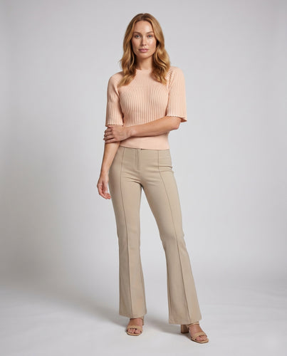 Damen Strickoberteil mit eleganten Rippenelementen und femininer Silhouette