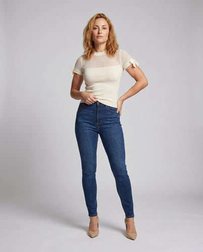 Damen Strickoberteil mit eleganten Rüschendetails und modischem Rundhalsausschnitt