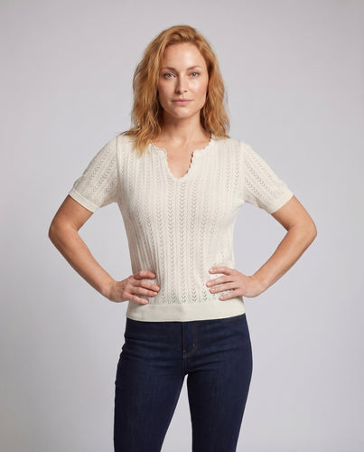 Damen Strickoberteil mit luftiger Lochstruktur und femininen Details