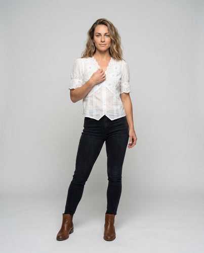 Damen Baumwollbluse mit zarten Stickdetails und hübschem Rundhalsausschnitt