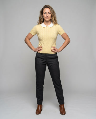 Damen eng anliegendes Strickoberteil mit elegantem Peter-Pan-Kragen