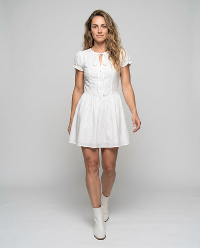 Damen Kurzarm Kleid mit verspielt gerafften Ärmeln und zartem Knopfverschluss