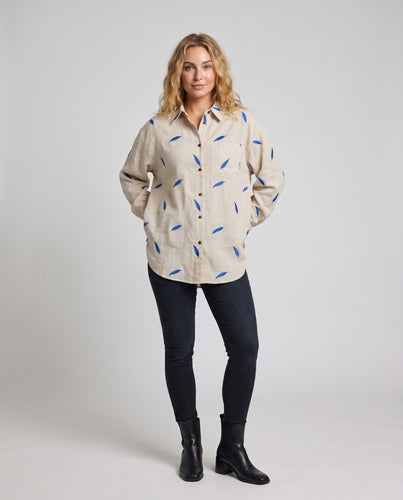 Damen lässige Bluse mit aufgesticktem Blattmotiv und vorne einer Knopfleiste