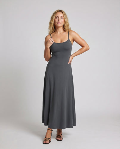 Damen Maxikleid mit schmalen Trägern und fließendem Schnitt