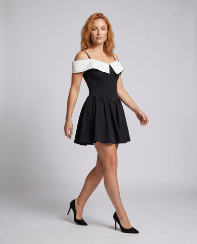Damen schulterfreies Kleid mit kontrastierenden Kragen und schwingendem Rock