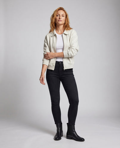 Damen sportliche Sweatjacke mit modernem Schnitt und praktischen Taschen