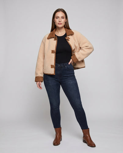 Damen Steppjacke mit oversized Schnitt und dekorativen Holzknöpfen