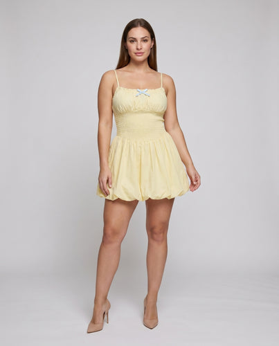 Damen verspieltes Sommerkleid mit Rüschendetails und zarten Trägern