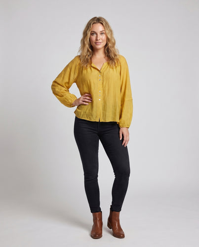 Damen fließende Bluse mit schimmerndem Stoff und eleganter Knopfdetail