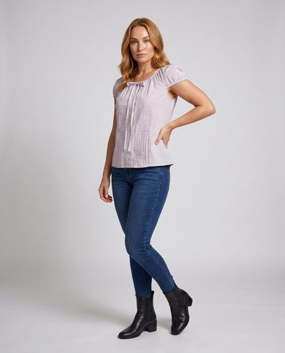 Damen Bluse mit eleganten Rüschendetails und dekorativem Bindegürtel