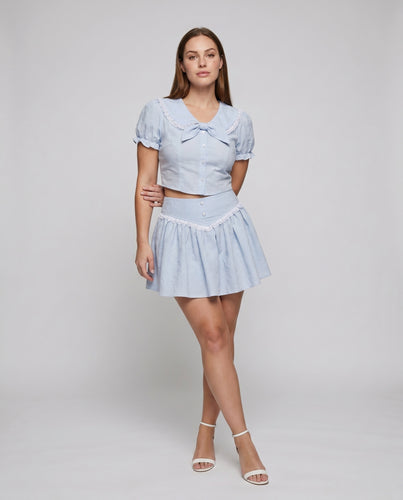 Damen Knopfbluse mit fließendem Rock und verspielten Rüschendetails