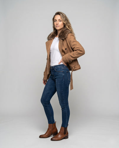 Damen Kurze Wolljacke mit luxuriösem Kunstpelzkragen und taillierter Passform