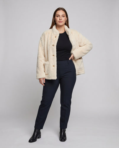 Damen Kuschelige Teddyjacke mit eleganten Knopfdetails und praktischen Taschen