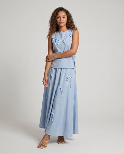 Damen Maxikleid mit verspielten Stickereien und fließendem Stoff