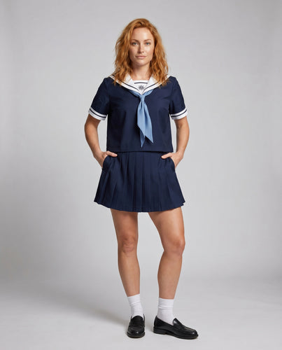 Damen Outfit mit Kragen und plissiertem Rock