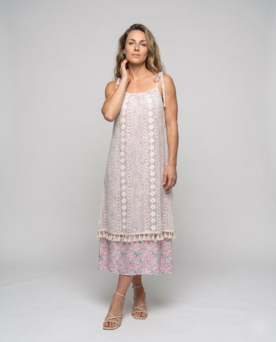 Damen Sommerliches Maxikleid mit zarten Rüschenelementen und schulterfreiem Design