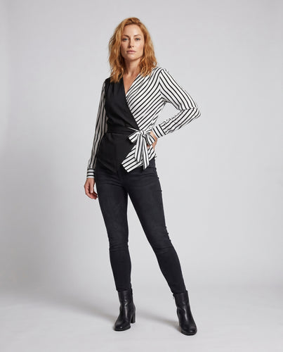 Damen Bluse mit asymmetrischem Schnitt und eleganten Streifen