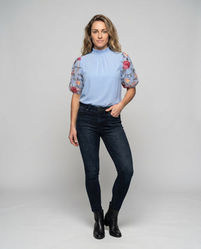 Damen Bluse mit luftigen Puffärmel und floralen Stickereien