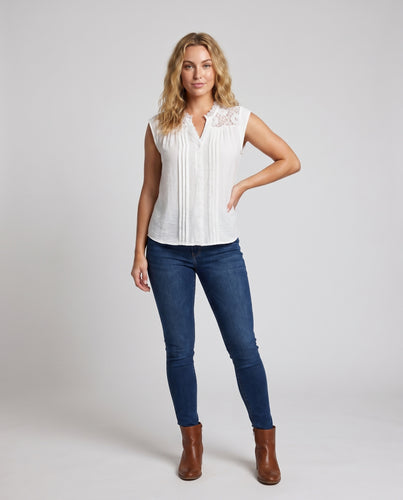 Damen Bluse mit romantischer Spitze und dekorativen Falten