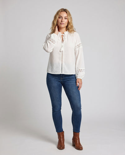 Damen Bluse mit Spitzenakzenten und luftigem Design