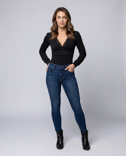 Damen Body mit tiefem V-Ausschnitt und eleganter Spitzenverarbeitung