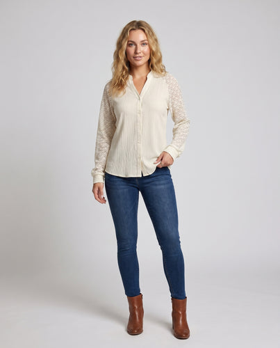 Damen Hemdbluse mit dekorativem Knoten und verspielten Spitzenärmeln