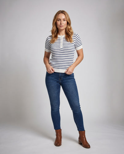 Damen Kurzarmshirt mit modischem Wellenmuster und eleganter Knopfleiste