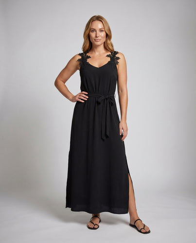 Damen Maxikleid mit filigranen Spitzenakzenten und schickem Taillengürtel
