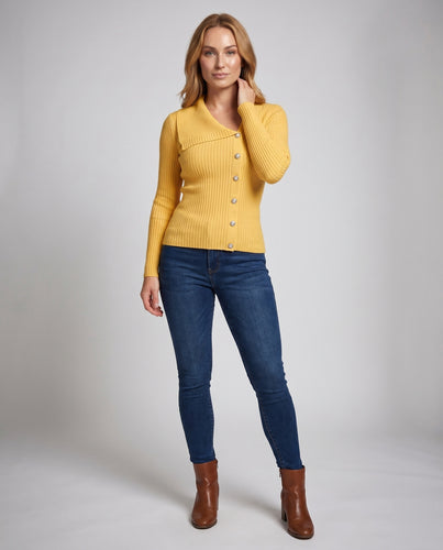 Damen Strickjacke mit elegantem Revers und modischen Knopfdetails