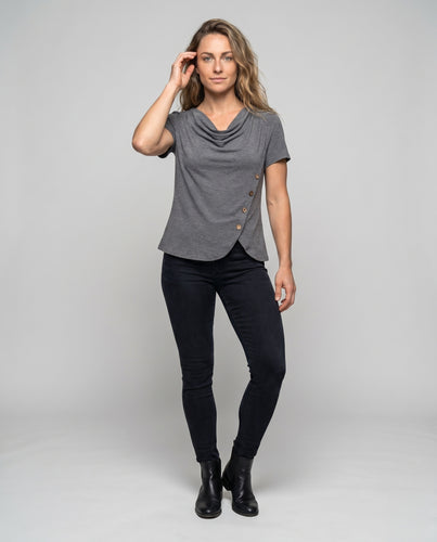 Damen T-Shirt mit asymmetrischem Schnitt und dekorativen Knöpfen