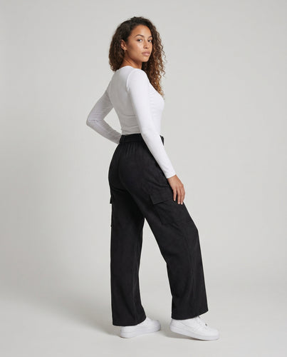 Damen weite Cargohose mit bequemem elastischem Bund und praktischen Taschen