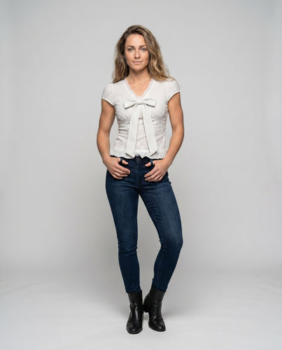 Damen Blusenshirt mit verspieltem Schleifen-Design und Rüschensaum