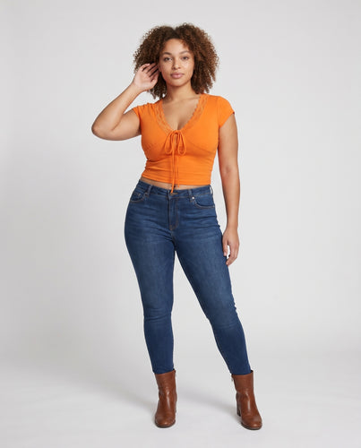 Damen Crop-Top mit femininer Spitzenverzierung und verstellbarem Bindeband