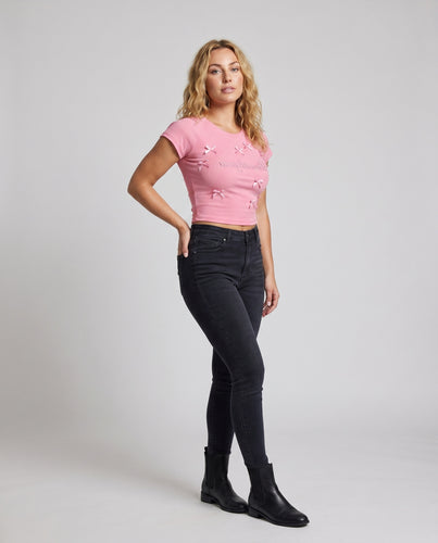 Damen Crop-Top mit verspieltem Schleifenmuster und gesticktem Schriftzug