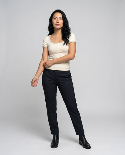 Damen Figurbetontes Kurzarmshirt mit kreativem Ausschnitt und Knopfdetails